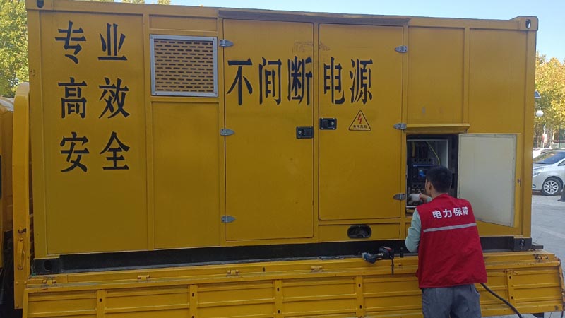 覃塘柴油发电机组和UPS电源配合使用时，如何避免切换过程中的电力中断？