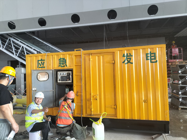 覃塘怎样判断空气滤清器是否需要更换？